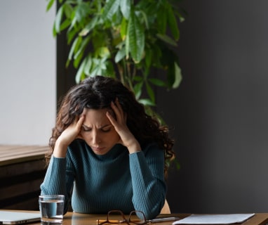 Simptome fizice ale burnoutului femeie pe care o doare capul