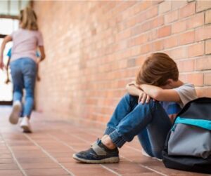 Copil cu trauma din cauza bullyingului