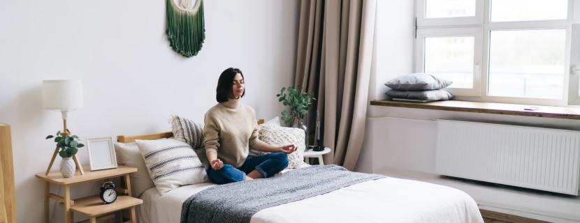 Femeie care practica mindfulness acasa pentru reducerea nivelului de stres