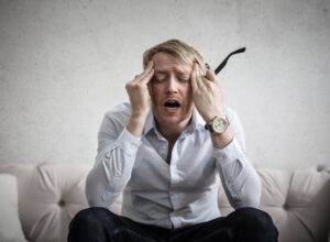 Bărbat anxios din cauza stresului